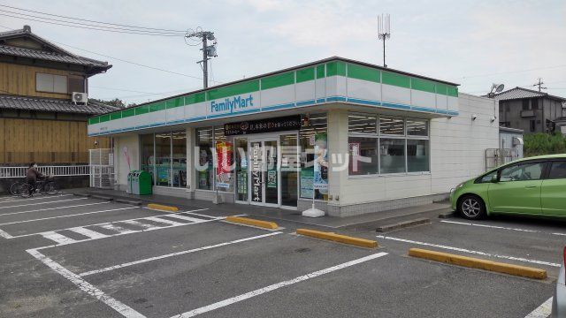 コンビニ　ファミリーマート 鈴鹿ひばりケ丘店（コンビニ）まで384m