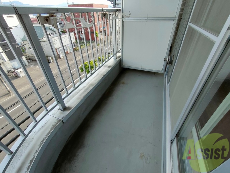 バルコニー　嬉しい南向きバルコニーのお部屋です！明るいですね。