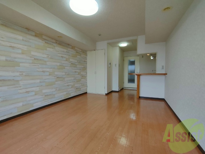 居室・リビング　木目のフローリングは落ち着きのある印象のお部屋になりますね。