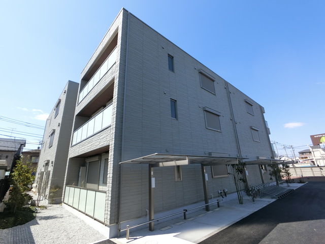 建物外観　バス利用も便利な立地です♪