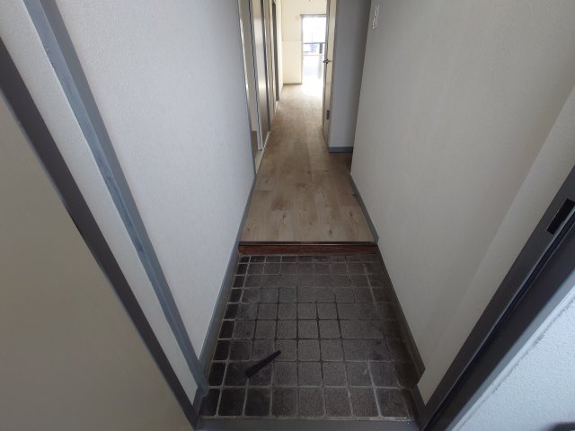 玄関　同物件別号室の写真です。