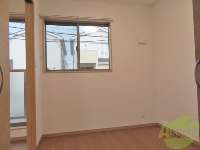 その他部屋・スペース　寝室は綺麗な印象のお部屋で壁紙もキレイですね。