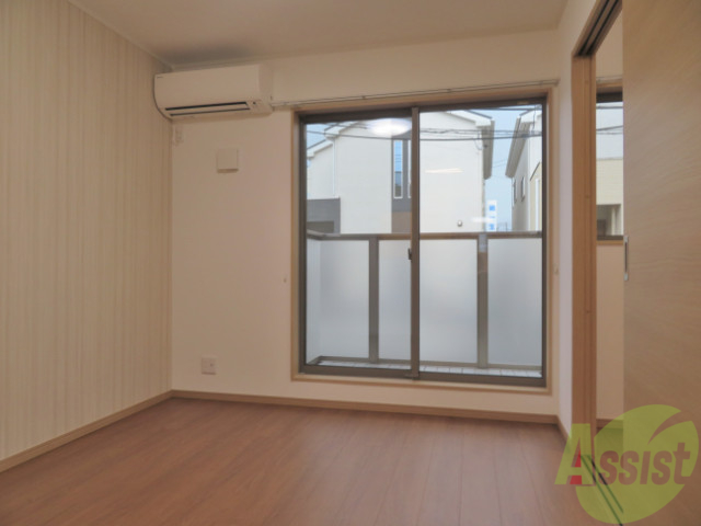居室・リビング　窓が並んでいてお部屋が明るい印象ですね。