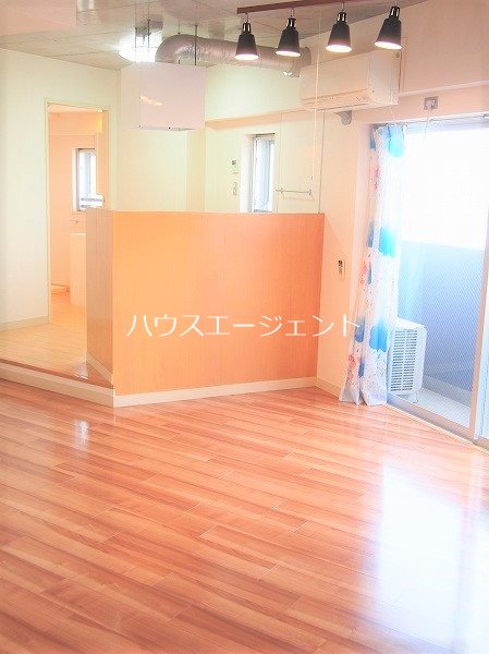 居室・リビング　綺麗なリビング、17.7帖ございます。