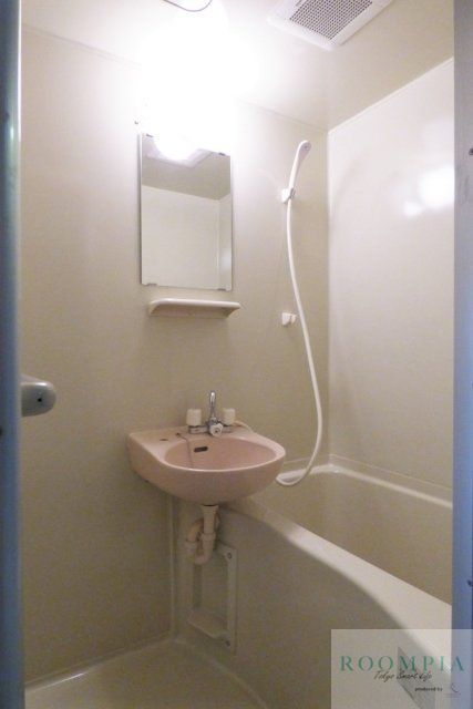 バス・シャワールーム　※同タイプの別のお部屋です。