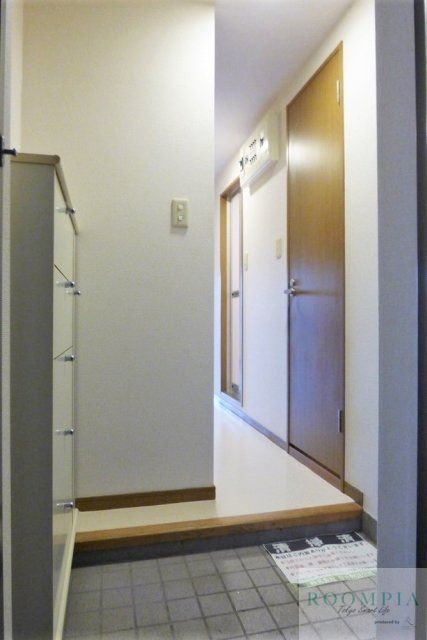 玄関　※同タイプの別のお部屋です。