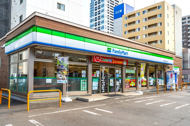 コンビニ　ファミリーマート札幌南2条東4丁目店（コンビニ）まで159m