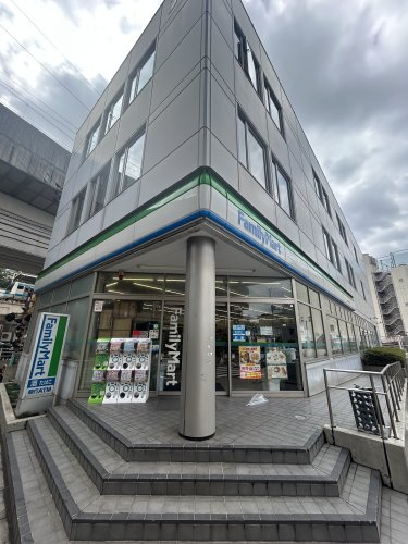 コンビニ　ファミリーマート 王子駅南口店（コンビニ）まで762m
