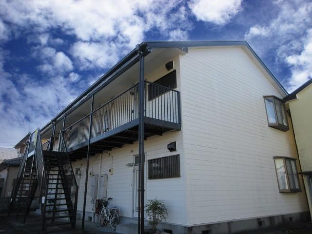 建物外観　軽量鉄骨造2階建て