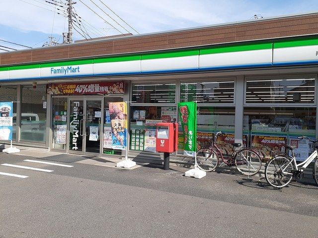 コンビニ　ファミリーマート（コンビニ）まで129m