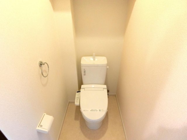 トイレ　同物件別号室の写真です。