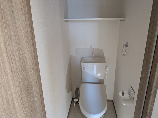 トイレ　温水シャワー付きトイレです