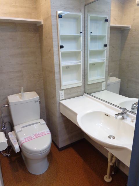 トイレ　大きめの洗面台とウォシュレット機能付きトイレです☆
