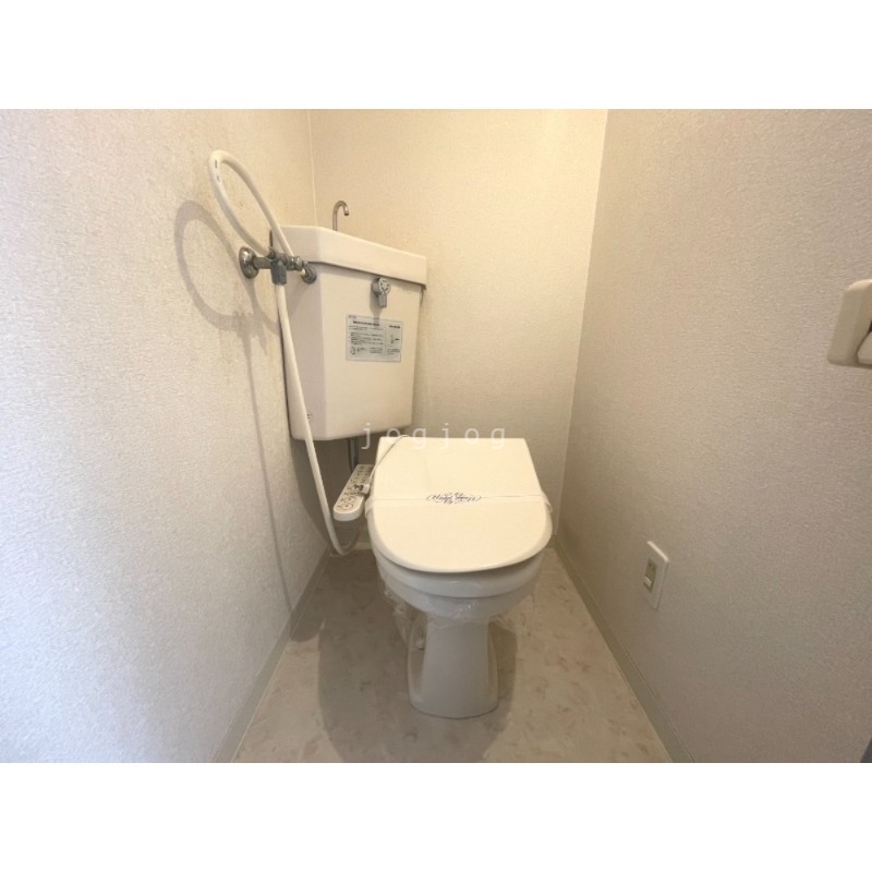 トイレ　嬉しい温水洗浄便座付きのトイレです。