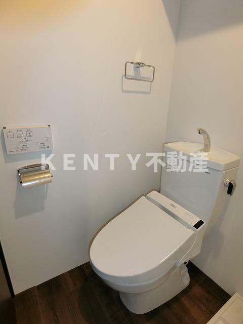 トイレ　落ち着いた色調のトイレです