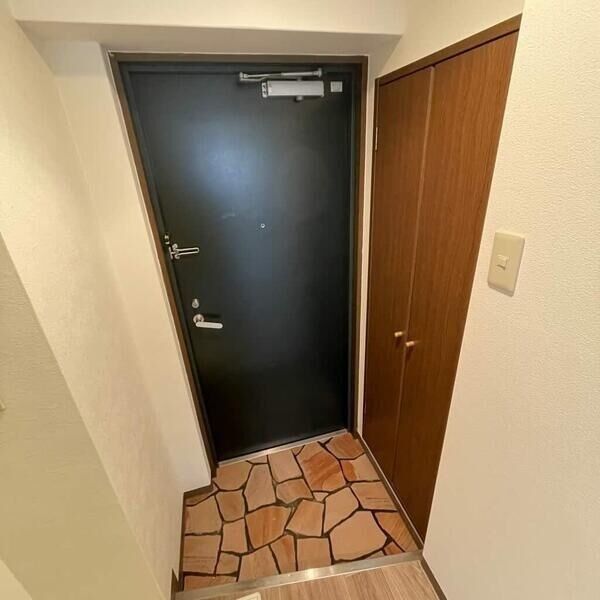 ノイエ新大阪A棟の玄関写真