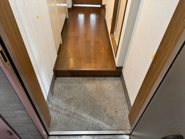 玄関　※原状回復前のお写真です