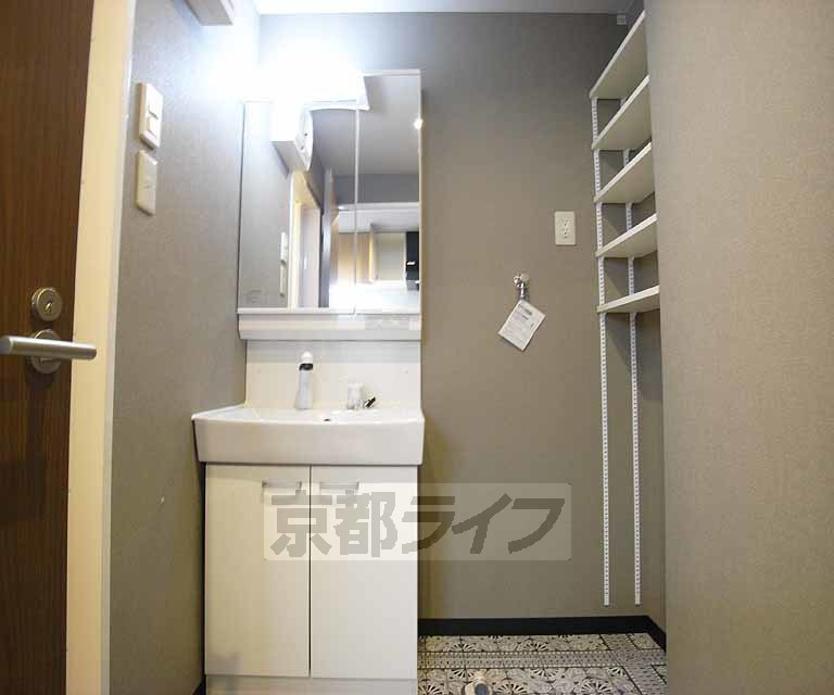 洗面設備　清潔感のある広い洗面台です。