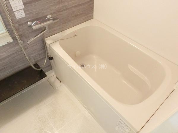 バス・シャワールーム　浴室乾燥機、追い焚き機能付きバス！