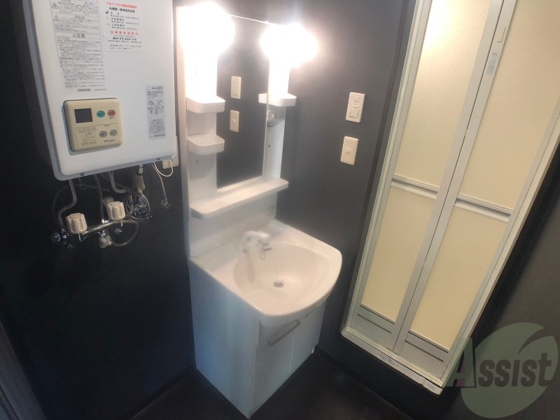 洗面設備　独立洗面台です。大きくてよいですね。シャンプーもできます。