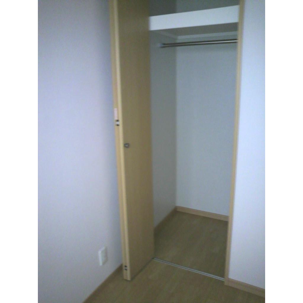 収納　収納はクローゼットタイプ、枕棚付きです。