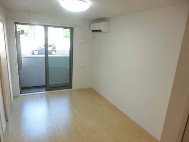 居室・リビング　エアコン、照明付きのお部屋です