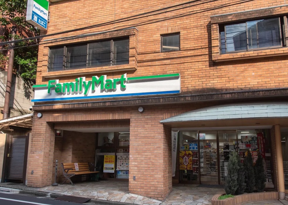 コンビニ　ファミリーマート上原三丁目店（コンビニ）まで426m