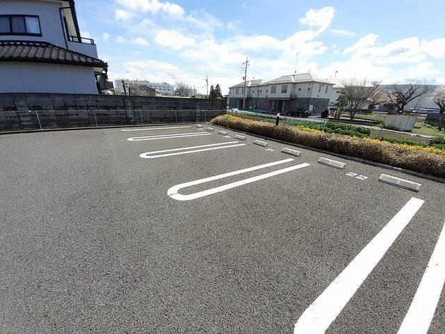 駐車場　駐車場があるので、車を買う予定の方も安心です