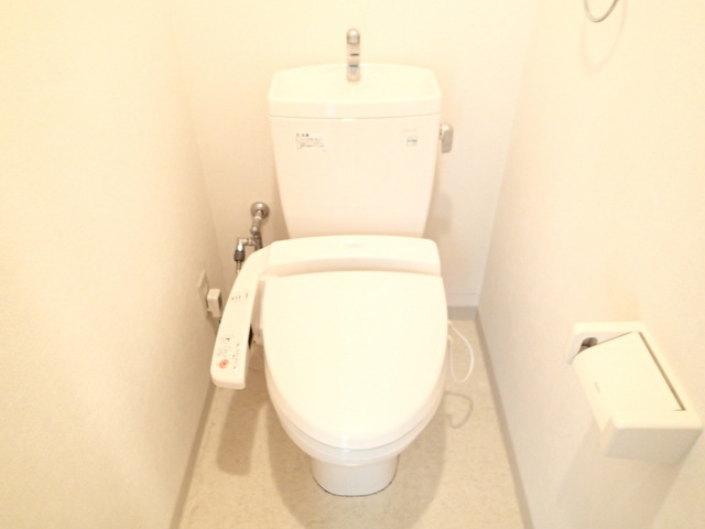 トイレ　★洗浄機能付き便座＆上部棚付きのトイレです★