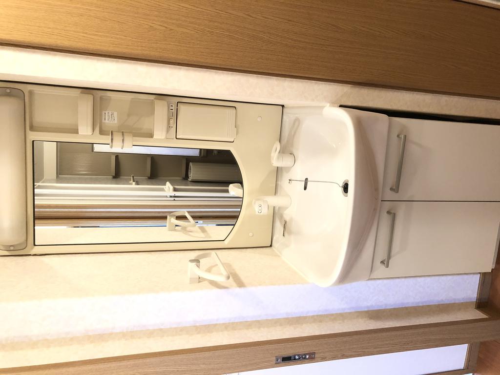 洗面設備　腰掛け用の椅子あり