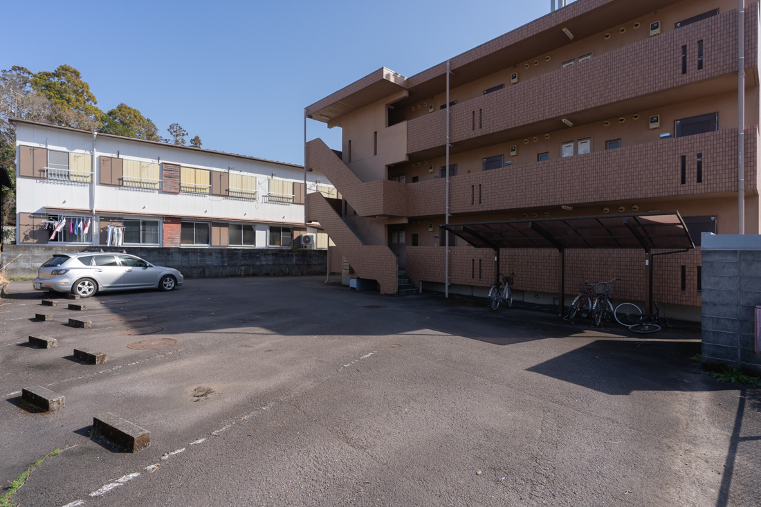 建物外観　（北側）駐車場と建物