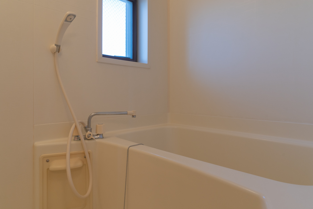 バス・シャワールーム　窓付きバス