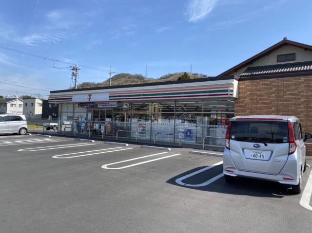 コンビニ　セブンイレブン（コンビニ）まで557m