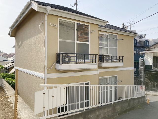 横浜市神奈川区六角橋のアパートの建物外観