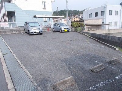 【生駒市小明町のアパートの駐車場】