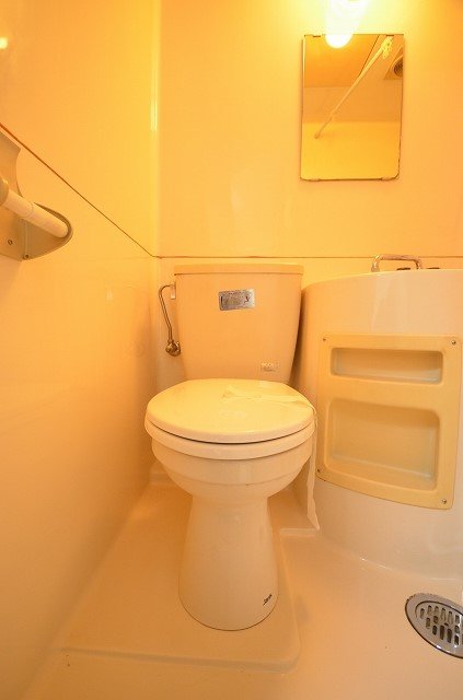 トイレ　別号室の写真です。