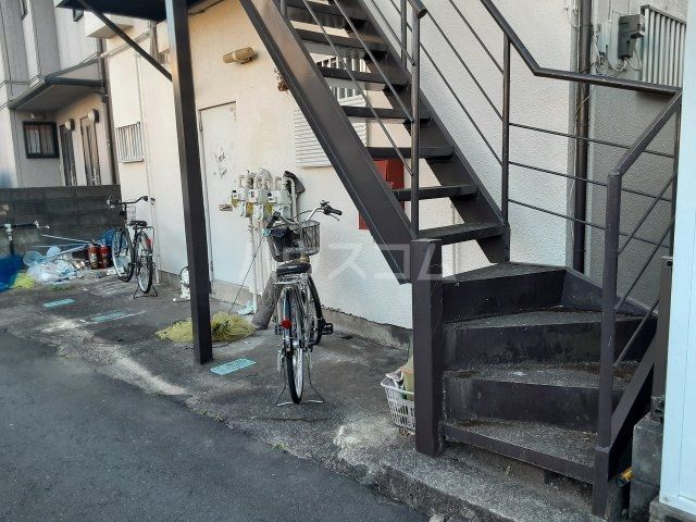 【府中市住吉町のアパートのエントランス】