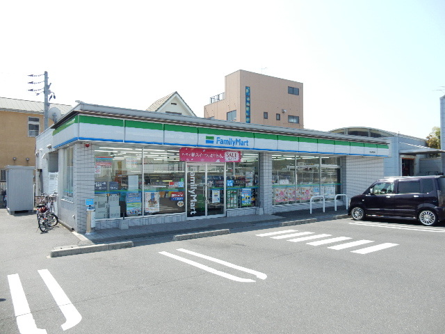 コンビニ　ファミリーマート西長瀬店（コンビニ）まで389m