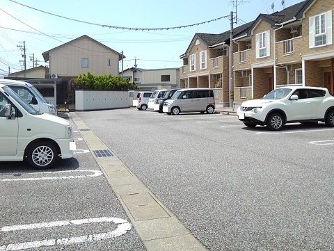 【富山市八尾町井田のアパートの駐車場】