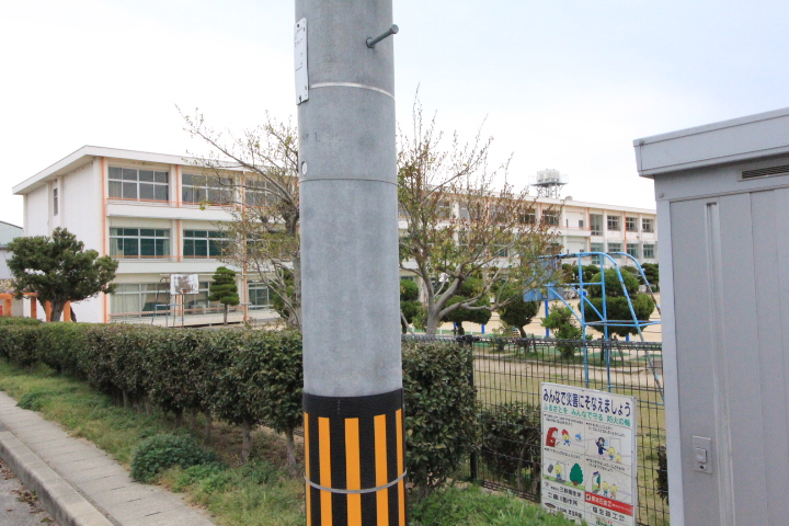 小学校　倉敷市立赤崎小学校（小学校）まで919m