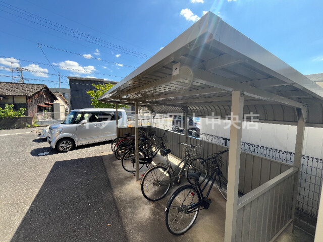 【岡山市北区西崎本町のアパートの駐車場】