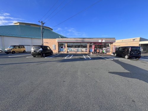 コンビニ　セブンイレブン松高小学校前店（コンビニ）まで710m