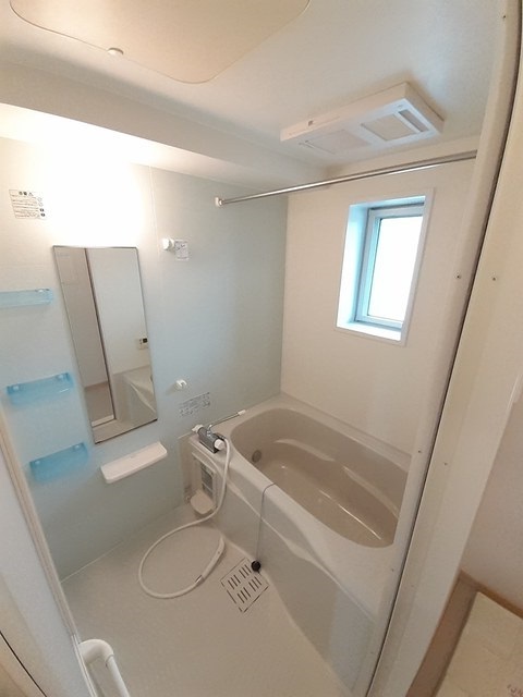 バス・シャワールーム　浴室に換気用の窓が有ります