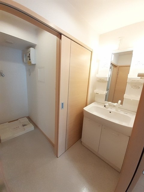 洗面設備　温水シャワー付きで朝シャンもOK