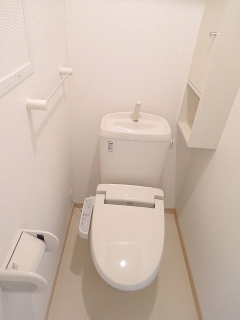 トイレ　清潔感もバッチリ　暖房便座・ウォシュレット付き