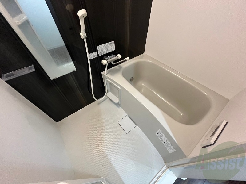 バス・シャワールーム　お風呂です。広々したバスでゆっくりくつろげます。