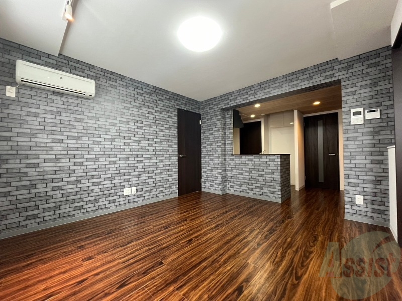 居室・リビング　木目のフローリングは落ち着きのある印象のお部屋になりますね。