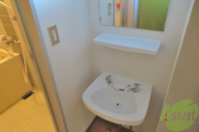 洗面設備　洗面台が独立しているので、朝の身支度はこちらでどうぞ。