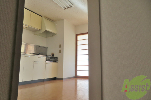 玄関　キッチンは４帖でなかなか広いですね。