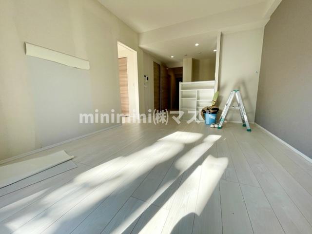 居室・リビング　中部屋は小窓無し